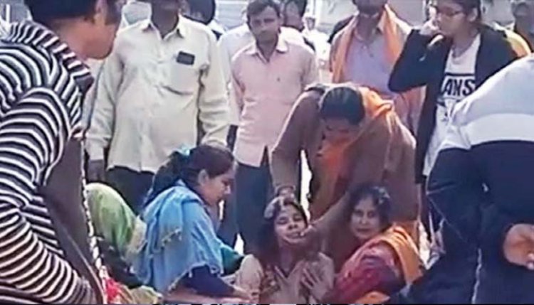 कानपुर में लाइनमैन की मौत पर परिजनों ने किया प्रदर्शन : मरने से पहले बिजली विभाग के अफसरों को ठहराया जिम्मेदार, मुआवजे की मांग