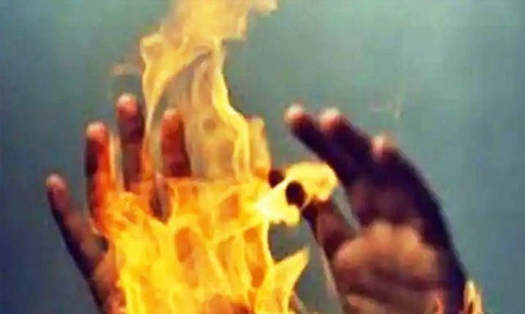 महाराष्ट्र विधानसभा के नए सत्र के पहले दिन मंत्रायल के गेट पर आत्महत्या की कोशिश : खुद पर मिट्टी का तेल डालकर महिला ने लगाई आग