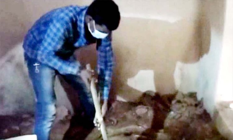 मां-बाप की हत्या कर शव को घर में दफनाया : 5 दिन बाद खुला राज, इस वजह से था मारा, पुलिस ने जमीन खोदकर शवों को निकलवाया बाहर