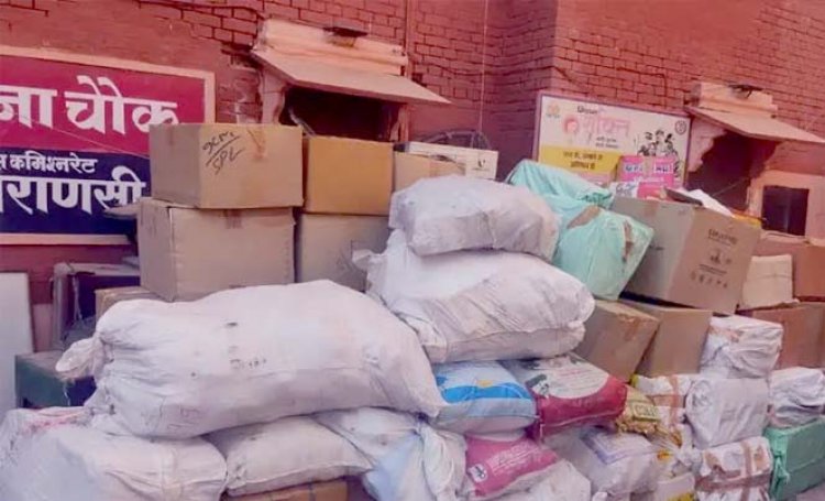 वाराणसी पुलिस ने निर्माणाधीन मकान से अवैध रूप से रखे गए लगभग 15 लाख की कीमत के पटाखे बरामद किए