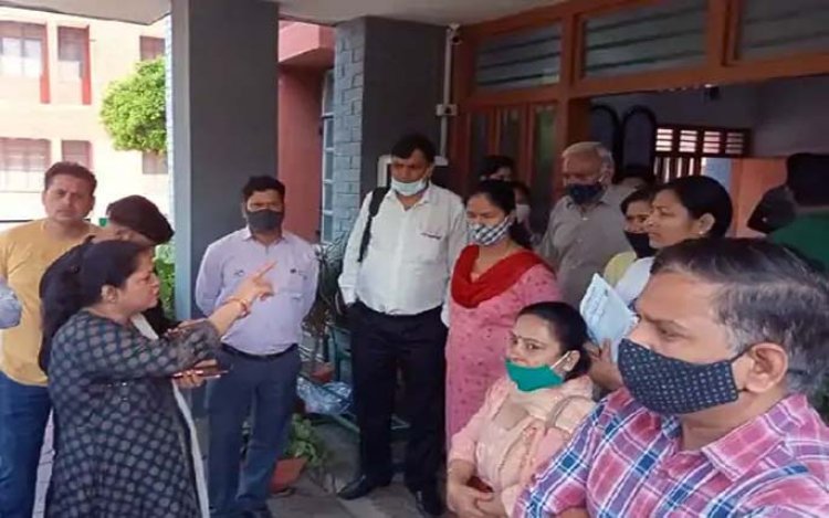गाजियाबाद के सेंट मैरी स्कूल में पेरेंट्स का धरना : पूरी फीस न देने वाले बच्चों का रिजल्ट रोकने पर पेरेंट्स भड़के, प्रिंसिपल ने रिजल्ट के लिए मांगे दो दिन