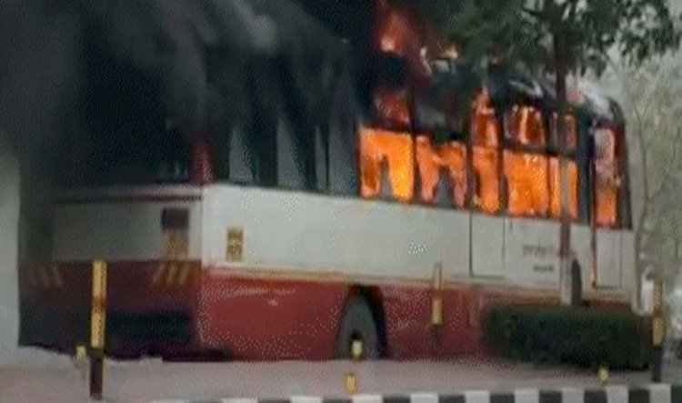 लखनऊ में चलती बस में लगी आग:सवार 19 यात्रियों ने कूदकर बचाई जान, दमकल की दो गाड़ियों ने 45 मिनट में पाया काबू