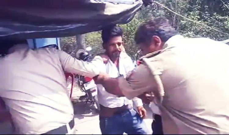लखनऊ के दुबग्गा चौराहे पर लुटेरे को यातायात पुलिस ने पकड़ा : जाम में फंसी महिला की चेन तोड़कर भागा, शोर मचाने पर राहगीरों ने दौड़ाया