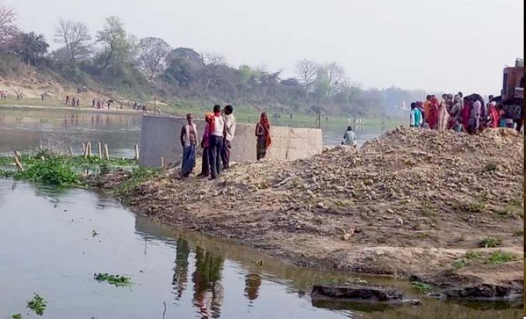 अयोध्या में गोमती नदी में पलटी नाव :  11 ने तैरकर बचाई जान, एक की मौत, दो लापता, बाराबंकी से अयोध्या आ रहे थे 14 लोग