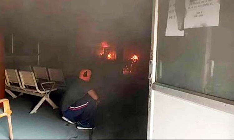 महोबा : शॉर्ट सर्किट से एसबीआई बैंक में लगी आग, कम्प्यूटर, दस्तावेज जलकर खाक