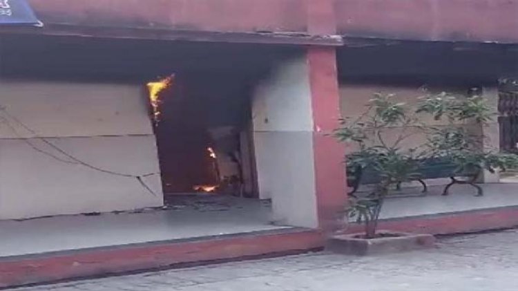 गाजियाबाद तहसील में लगी आग : विभिन्न योजनाओं के लाभार्थियों के दस्तावेज जले, SDM ने नायब तहसीलदार से रिपोर्ट मांगी