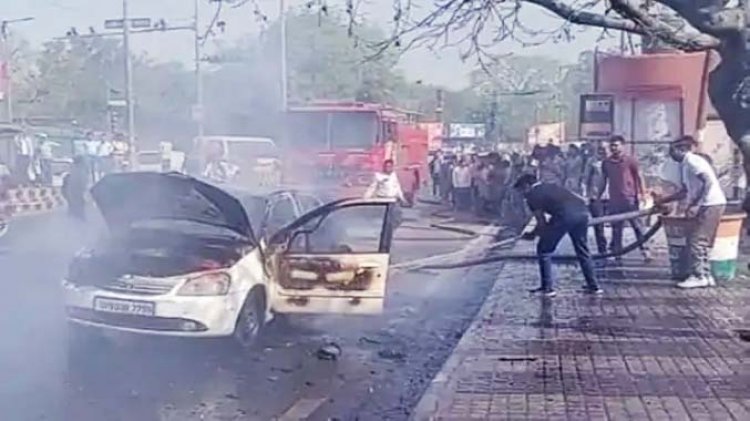 इंडिगो कार में लगी आग : बेटे को पेपर दिलाने जा रहे थे माता-पिता, कूदकर जान बचाई; AC की गैस लीक होने से हुआ हादसा