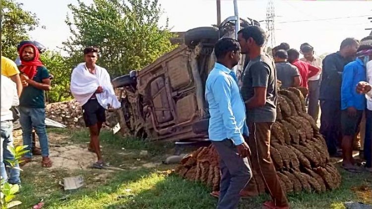 आजमगढ़ में अनियंत्रित कार की टक्कर से 4 लोगों की दर्दनाक मौत : दर्जन भर लोग गंभीर रूप से घायल, पुलिस ने शवों का पंचनामा कर पोस्टमार्टम के लिए भेजा