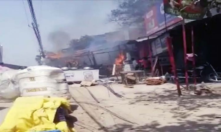 कानपुर : चकेरी थाना क्षेत्र स्थित अहिरवां मंडी में लगी आग, दमकल गाड़ियों ने पाया काबू 2- कचहरी परिसर में एसीएम कोर्ट के पीछे भी लगी आग, वकीलों ने बुझाई आग