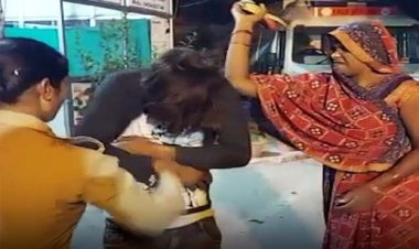 थानेदार बोले...मोदी-योगी राज में शोहदे की यही सजा : कानपुर में सचेंडी के थानेदार ने पीड़िता से ही लगवाए शोहदे को बीच थाने में चप्पल