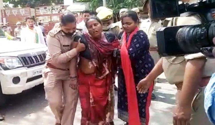 यूपी की राजधानी लखनऊ में BJP ऑफिस के बाहर महिला ने किया आत्मदाह का प्रयास, जानिए वजह