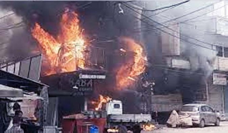 अमीनाबाद के शॉपिंग कॉम्प्लेक्स में लगी भीषण आग : इलाके में आग से अफरा-तफरी, दमकल की 8 गाड़ियों ने पाया काबू