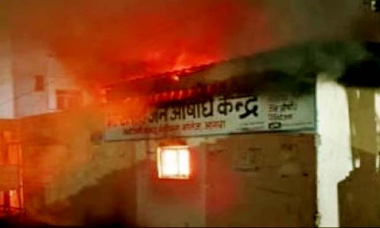 आगरा के एसएन मेडिकल कॉलेज के जन औषधि केंद्र  में  लगी भीषण आग : आग से लाखों का नुकसान