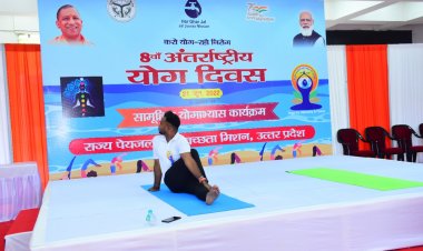 नमामि गंगे और ग्रामीण जलापूर्ति विभाग के दर्जनों अधिकारियों और  कर्मचारियों ने एक साथ किया योग