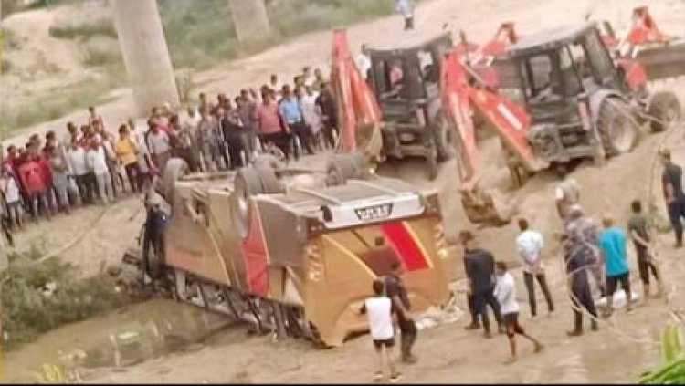 नेपाल के रूपनदेही जिले के भैरहवां-परासी मार्ग पर यात्रियों से भरी बस रोहिणी नदी में गिरी : 9 लोगों की मौत, 23 घायल