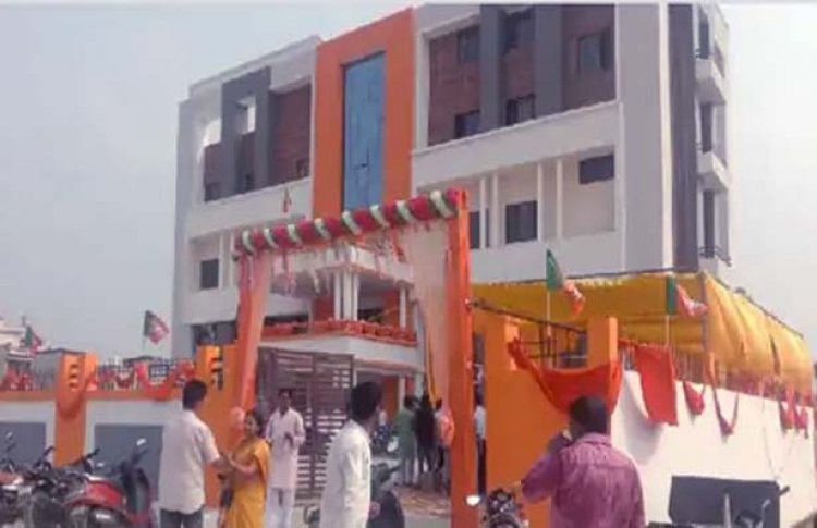 गोरखपुर में BJP के नए कार्यालय के उद्घाटन में पहुंचे 50 लोग :  शिक्षक भर्ती कैंडिडेट्स ने लहराई तख्तियां