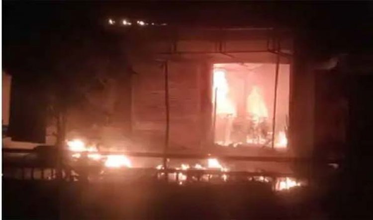 प्रयागराज में शोरूम में भड़की आग : चार दर्जन इलेक्ट्रिक स्कूटी खाक; रोता रहा शोरूम मालिक