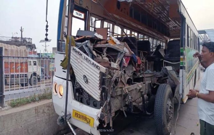 कुशीनगर में मजदूरों से भरी बस की ट्रक से टक्कर : तीन की मौत, 50 से ज्यादा घायल