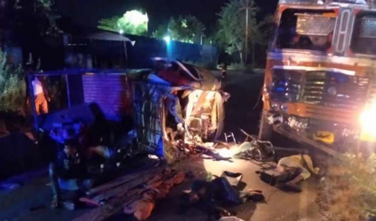 लखनऊ में भीषण सड़क हादसे में छह की मौत : देर रात तेज धमाके के साथ हुई टक्कर, टैंकर से भिड़ी पिकअप