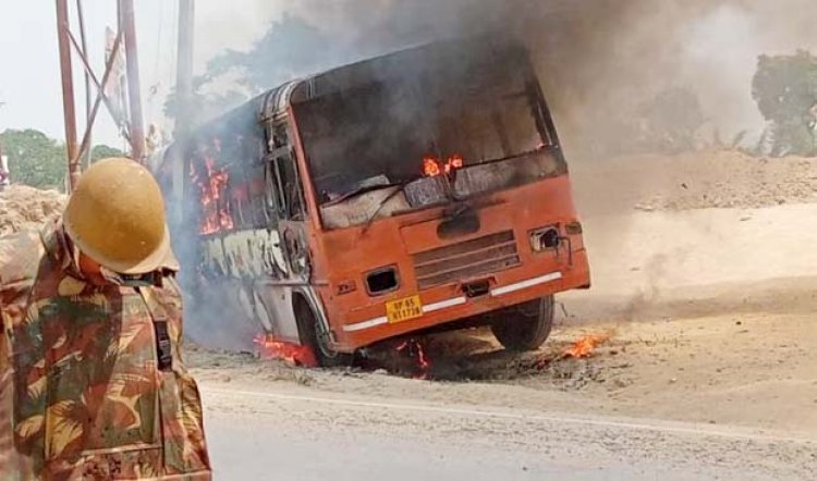 आज जौनपुर में हिंसक प्रदर्शन : फूंकी बाइकें बस और जीप, पथराव में कई पुलिसकर्मी घायल, हवाई फायरिंग