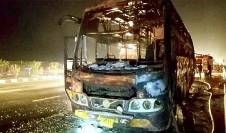 कन्नौज में स्लीपर बस  बनी आग का गोला : 120 यात्री बाल-बाल बचे, एसी में शॉर्ट सर्किट से हुआ हादसा