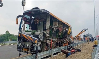 बाराबंकी जिले में दर्दनाक हादसा : पूर्वांचल एक्सप्रेस वे पर दो बसों की टक्कर में आठ की मौत, 16 घायल
