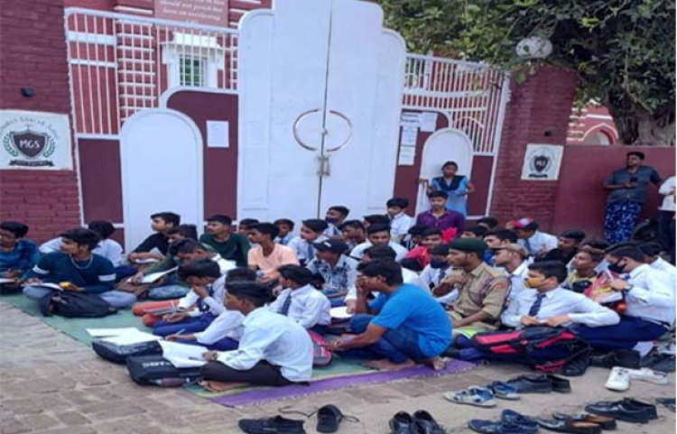 लखनऊ में 139 साल पुराने सेंटीनियल कॉलेज पर माफिया का कब्जा, सड़क पर लगी क्लास