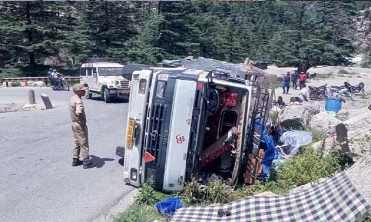 गंगोत्री हाईवे पर पलटा 15 कांवड़ियों से भरा ट्रक, मौके पर पहुंची पुलिस फोर्स ने सुरक्षित निकाला