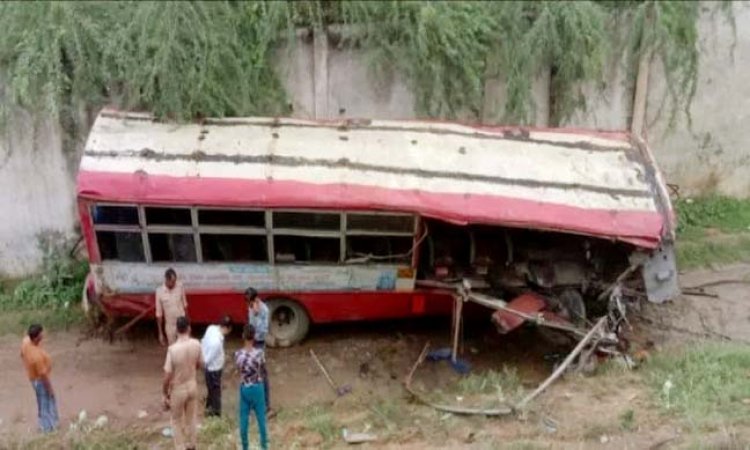 अलीगढ़ के थाना रोरावर क्षेत्र में एनएच-91 रिंग रोड फ्लाईओवर से नीचे गिरी बस, एक महिला की मौत, 20 से अधिक घायल