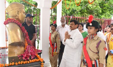 28वीं पुण्यतिथि पर समाधि स्थल पर आयोजित हुआ कार्यक्रम : शिवपाल ने दी हीरालाल यादव को श्रद्धांजलि
