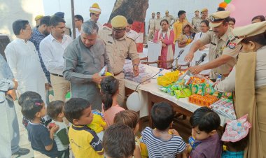 जेलमंत्री ने किया औचक निरीक्षण : शाहजहांपुर जेल की व्यवस्थाएं देखकर प्रभावित हुए मंत्री, बन्दियों व स्वयंसेवी संस्थाओं ने पेश किए रंगारंग कार्यक्रम