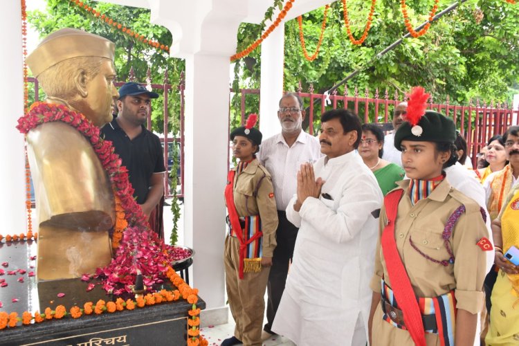 28वीं पुण्यतिथि पर समाधि स्थल पर आयोजित हुआ कार्यक्रम : शिवपाल ने दी हीरालाल यादव को श्रद्धांजलि