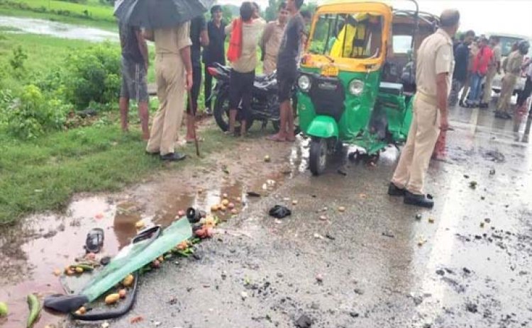 औरैया में ऑटो और बाइक की टक्कर में दो की मौत और दस घायल : पुलिस ने शवों को पोस्टमार्टम के लिए भेजा