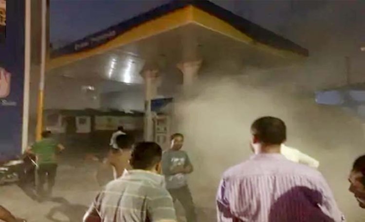 सहारनपुर में पेट्रोल पंप में लगी आग : कर्मचारियों ने फायर एक्सटिंग्विशर से आग पर पाया काबू