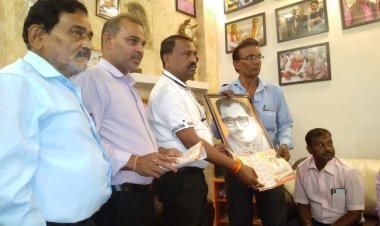 बूथ स्तर पर मनाया गया दीनदयाल का जन्मदिन : बूथ अध्यक्ष व सेक्टर प्रभारियों को वितरित की गई फोटो