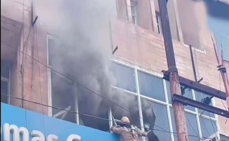 नोएडा सेक्टर 18 स्थित बिल्डिंग में शार्ट सर्किट से लगी भीषण आग, 15 लोगों को किया गया रेस्क्यू, कई और लोगों के फंसे होने की आशंका