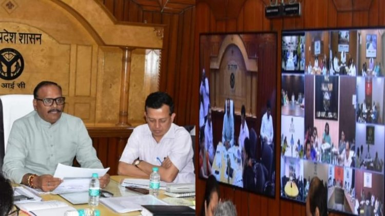 उपमुख्यमंत्री ब्रजेश पाठक ने योजना भवन में वीडियो कान्फ्रेंसिंग के माध्यम से मण्डलीय एवं जनपदीय अधिकारियों के साथ की विभागीय समीक्षा बैठक