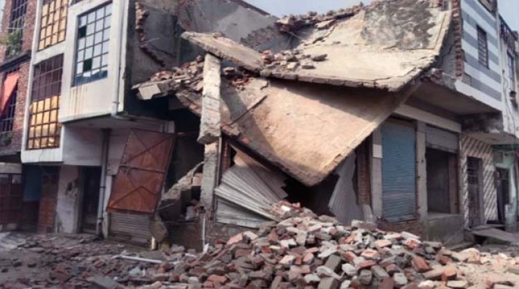 मेरठ के लिसाड़ीगेट में भरभराकर गिरा दो मंजिला मकान, मकान के आसपास मौजूद तीन दुकानें भी धराशायी