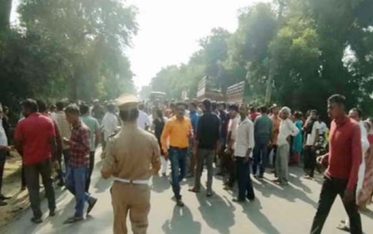 दिबियापुर रोड पर डीसीएम ने साइकिल सवार छात्रा को कुचला : छात्रा की मौके पर ही मौत, गुस्साए लोगों ने किया हंगामा