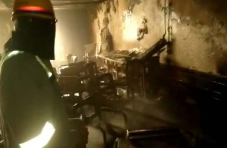 लखनऊ हजरतगंज के गोखले मार्ग स्थित होटल एक्जीक्यूटिव में लगी आग से अफरातफरी, सुरक्षित निकाले गए यात्री