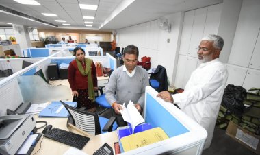 नमामि गंगे ऑफिस में जल शक्ति मंत्री का औचक निरीक्षण, मचा हड़कम्प