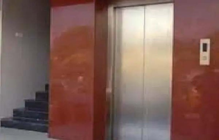 लखनऊ में सृष्टि अपार्टमेंट की लिफ्ट में  20 मिनट तक फंसी 2 महिलायें : सातवें फ्लोर से अचानक नीचे आई लिफ्ट, पड़ोसी ने बचाई जान