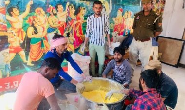 मथुरा जेल के 6 कैदियों ने मिलकर तैयार किया गुलाल : जेल में निरुद्ध कैदी होली के लिए बना रहे हर्बल गुलाल