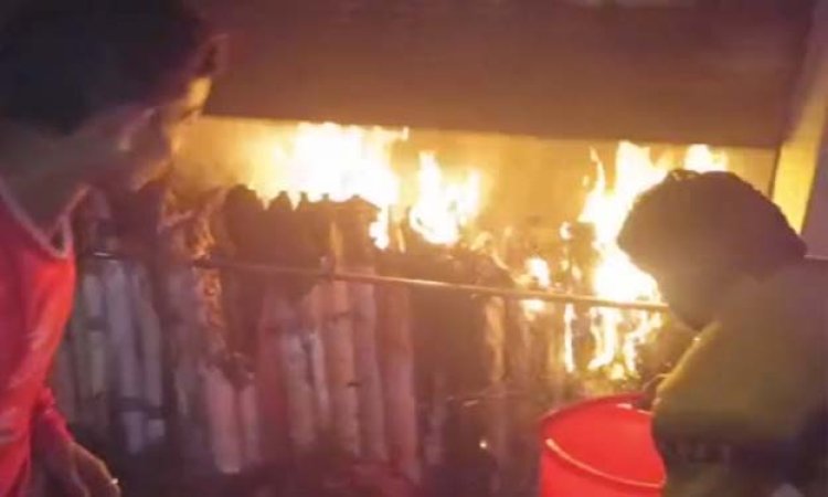 औरैया के अछल्दा कस्बा के रेलवे क्रासिंग के निकट बनी कपड़े की दुकान में शॉर्ट-सर्किट से लगी आग, लाखों का सामान जला