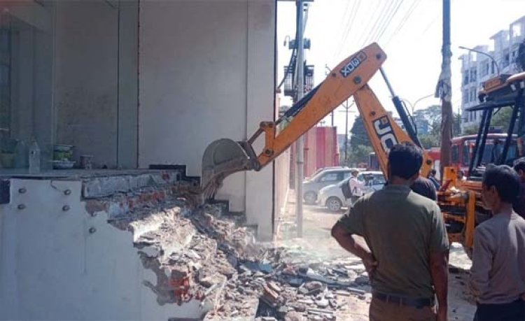 कानपुर के आवास विकास परिषद की ओर से भू माफियाओं के द्वारा अवैध कब्जा कर बनाई गईं 13 बिल्डिंगों को तोड़ा गया