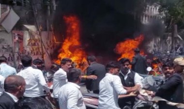 लखनऊ के कैसरबाग स्थिति सिविल कोर्ट की पार्किंग में बिजली का तार टूटकर गिरा, 12 से ज्यादा वकीलों की गाड़ियां जलीं