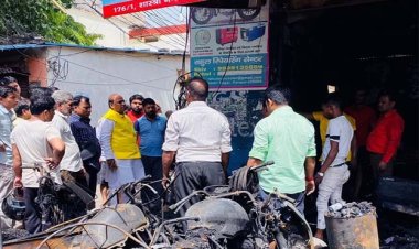 कानपुर शास्त्री नगर में शार्ट सर्किट से तीन दुकानों में लगी आग, बड़ा हादसा टला