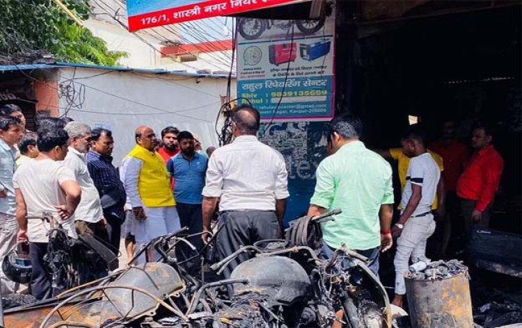 कानपुर शास्त्री नगर में शार्ट सर्किट से तीन दुकानों में लगी आग, बड़ा हादसा टला