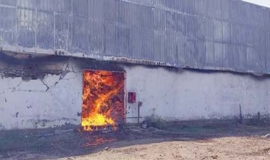 शामली में चम्मच की फैक्ट्री में लगी संदिग्ध परिस्थितियों में आग, करोड़ों का सामान जलकर स्वाहा