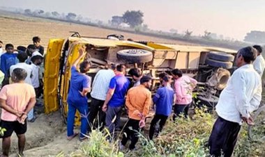 अलीगढ़ में अतरौली तहसील क्षेत्र के गांव रजातऊ के निकट आलू के खेत में पलटी स्कूल बस, बच्चे हुए घायल